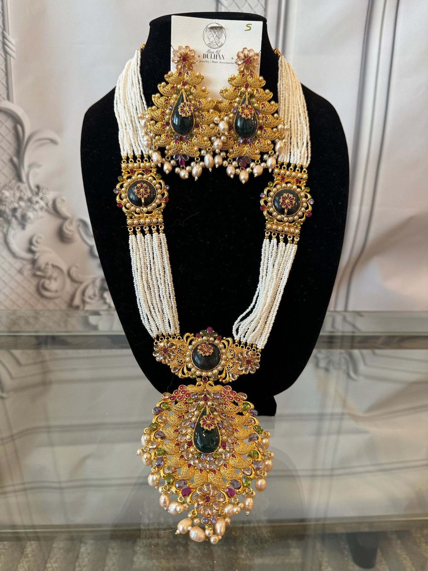 Rani Pearl Haar with Gold Pendant